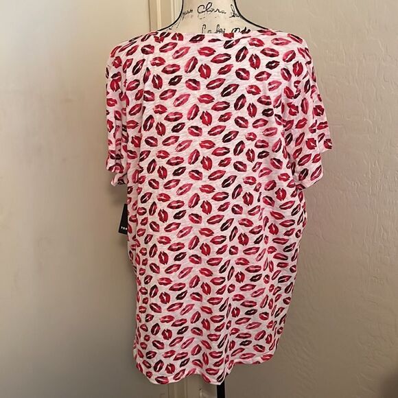 Torrid White Multi Lip Design Pocket Tee Casual Feminine Contemporary Brand New - Picture 5 of 11